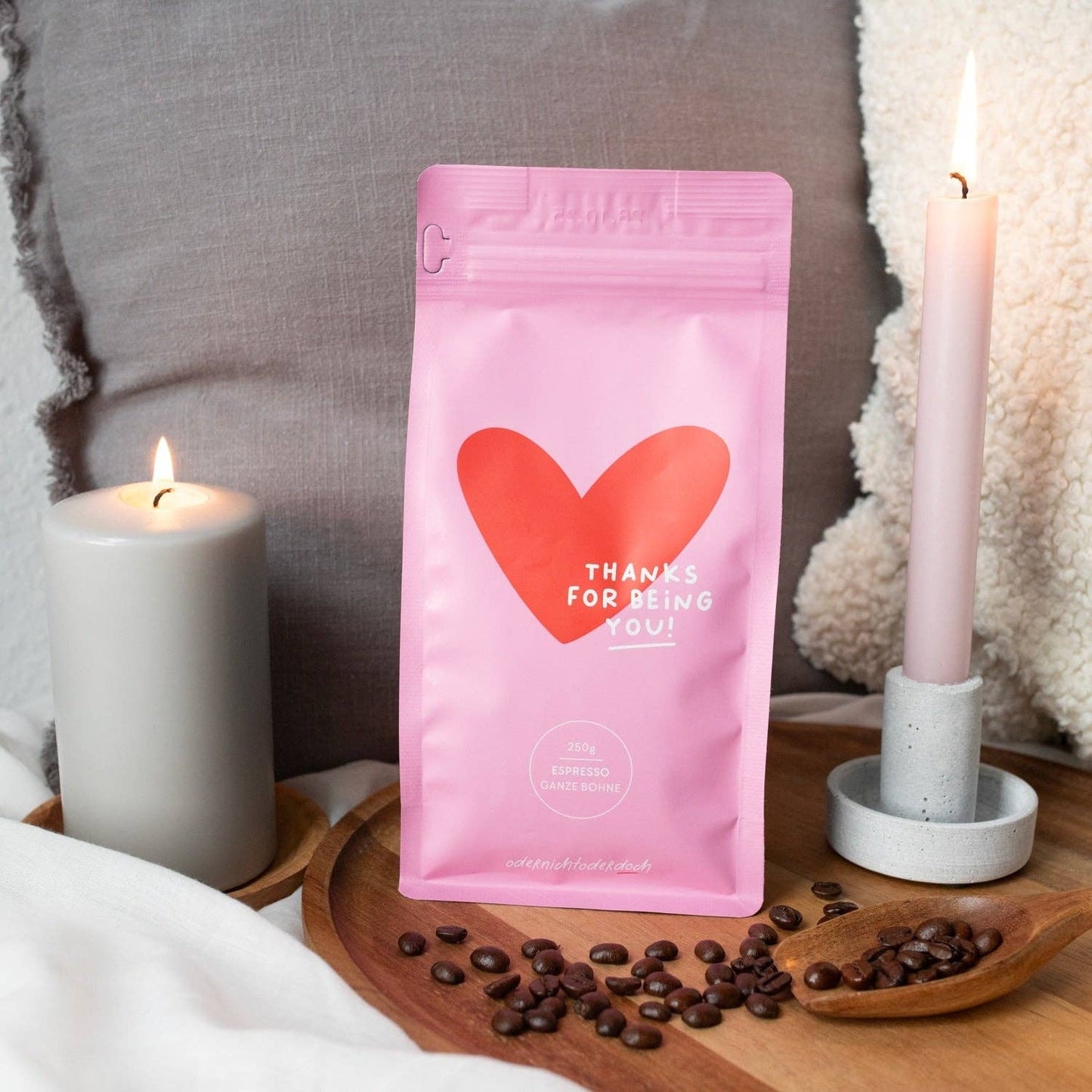 Die dekorative Kaffeetüte als liebevolle Geschenkidee auf dem gedeckten Couchtisch.