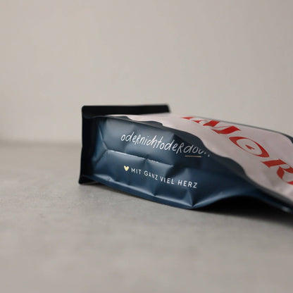 Seitenansicht der liebevoll gestalteten mit 250g ganzen Kaffeebohnen.