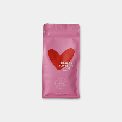 Liebevoll gestaltete Kaffeetüte mit rotem Herz und Aufschrift Thanks for being you! mit 250g ganzen Kaffeebohnen.
