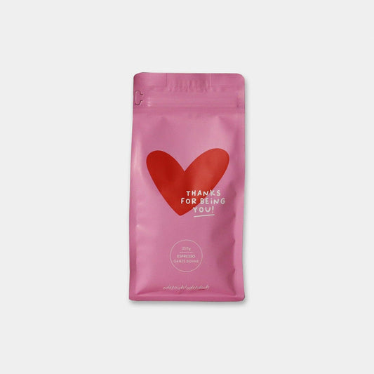 Liebevoll gestaltete Kaffeetüte mit rotem Herz und Aufschrift Thanks for being you! mit 250g ganzen Kaffeebohnen.