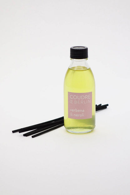 Minimalistischer Raumduft-Diffuser Verbena-Neroli im Glasflacon mit 6 Rattanstäbchen.