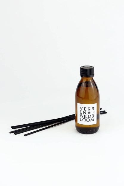 Nahaufnahme des in Berlin von Hand abgefüllten Duftdiffusers Wild Bloom im Glasflacon.