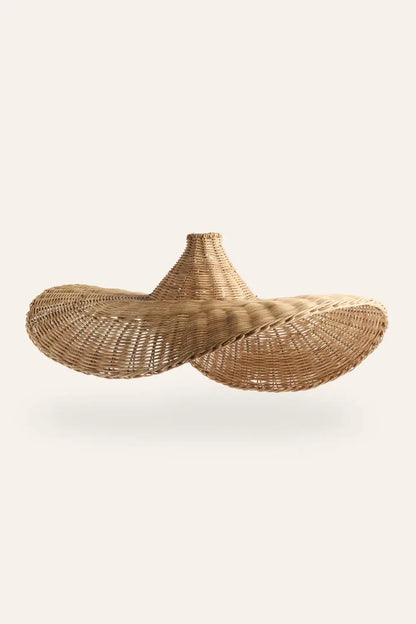 Großer, geschwungener Lampenschirm aus 100% geflochtenem Rattan im natürlichen Boho-Stil.
