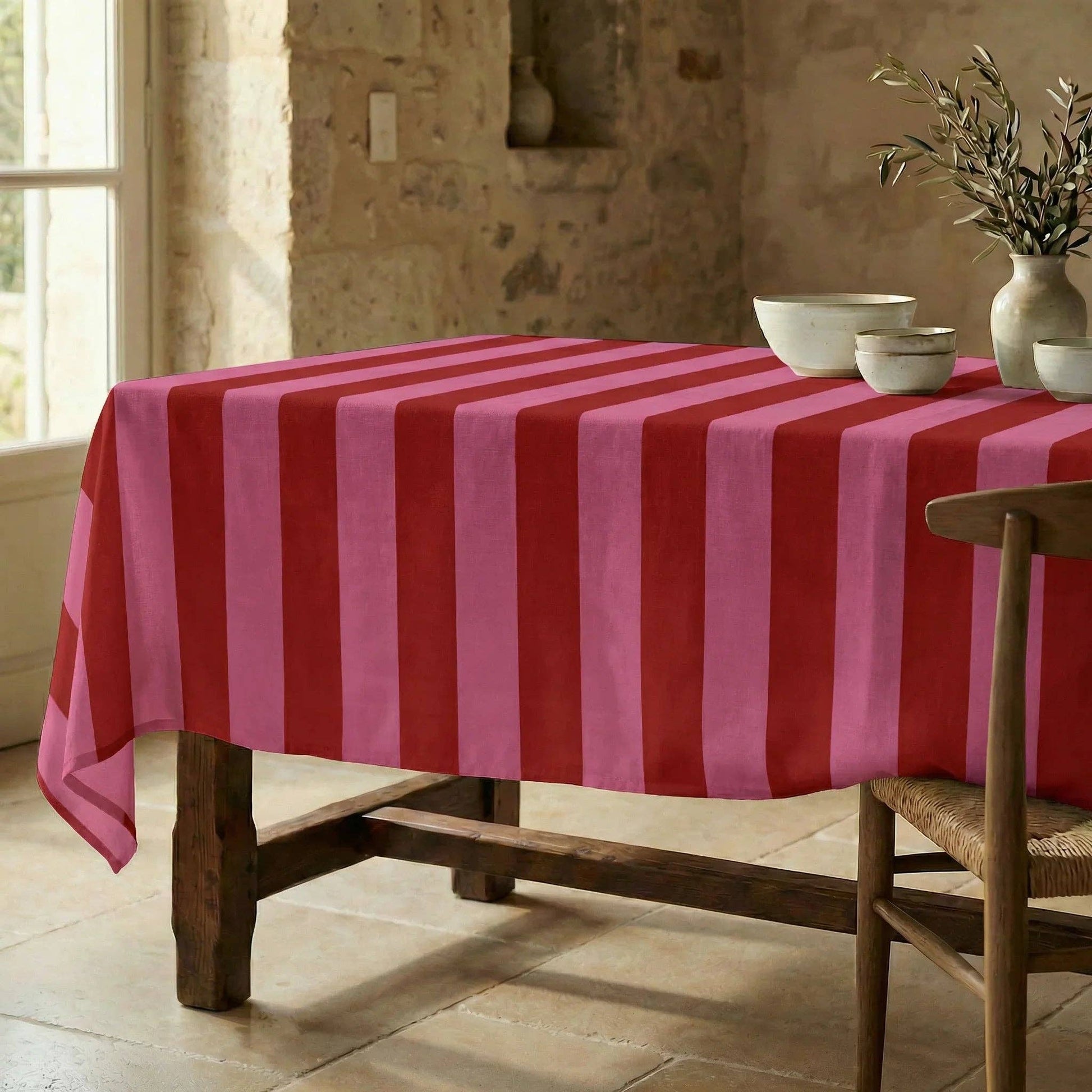 Große, gestreifte Tischdecke Berry aus Bio-Baumwolle.