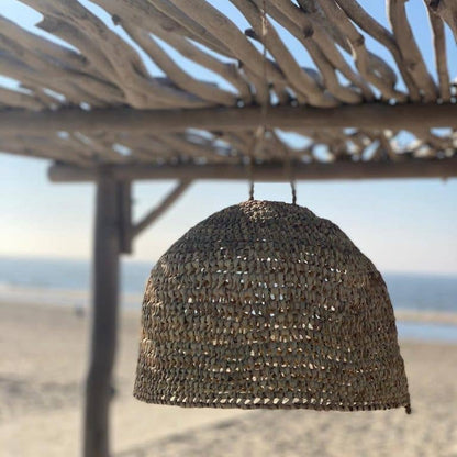Die maritime Palmblatt-Leuchte im Meer aufgehängt.