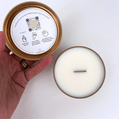 Nahaufnahme des QR-Codes auf der Kerze zum Scannen für eine geführte Meditation.
