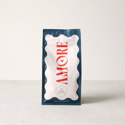 Liebevoll gestaltete Kaffeetüte Amore mit 250g ganzen Kaffeebohnen.