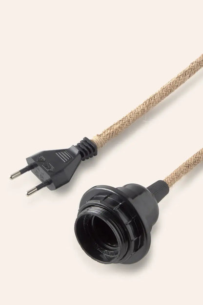 Nahaufnahme der groben Jute-Flechtstruktur und der E14-Lampenfassung des Kabels.
