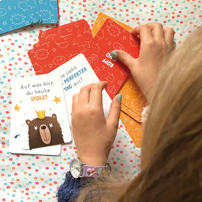Das pädagogische Gesprächskartenset für Kinder gemütlich eingesetzt beim gemeinsamen Erzählen und Zuhören.