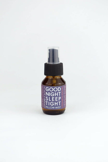 Nahaufnahme des beruhigenden Good Night Sprays mit natürlichen ätherischen Ölen für den Schlaf.