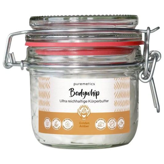 Luftig aufgeschlagene, cremige Bodywhip Golden Amber für trockene Haut in einem umweltfreundlichen Tiegel.