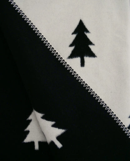 Detailaufnahme der Kuscheldecke Smilla mit kontrastierendem Tannenbaum-Wendemuster.